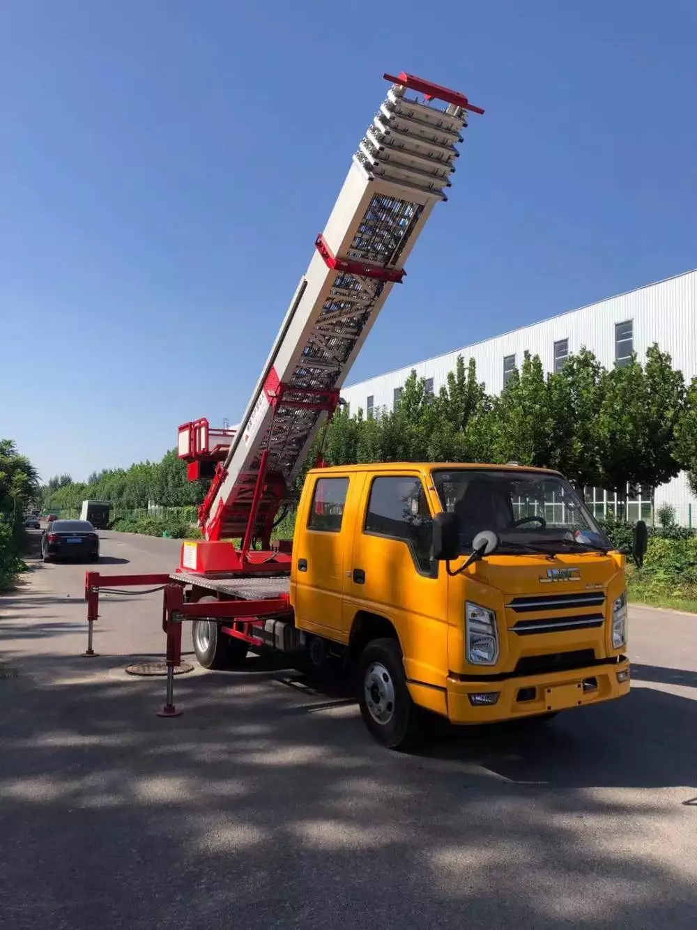 蕉岭附近的云梯车出租服务：轻松解决高空作业需求